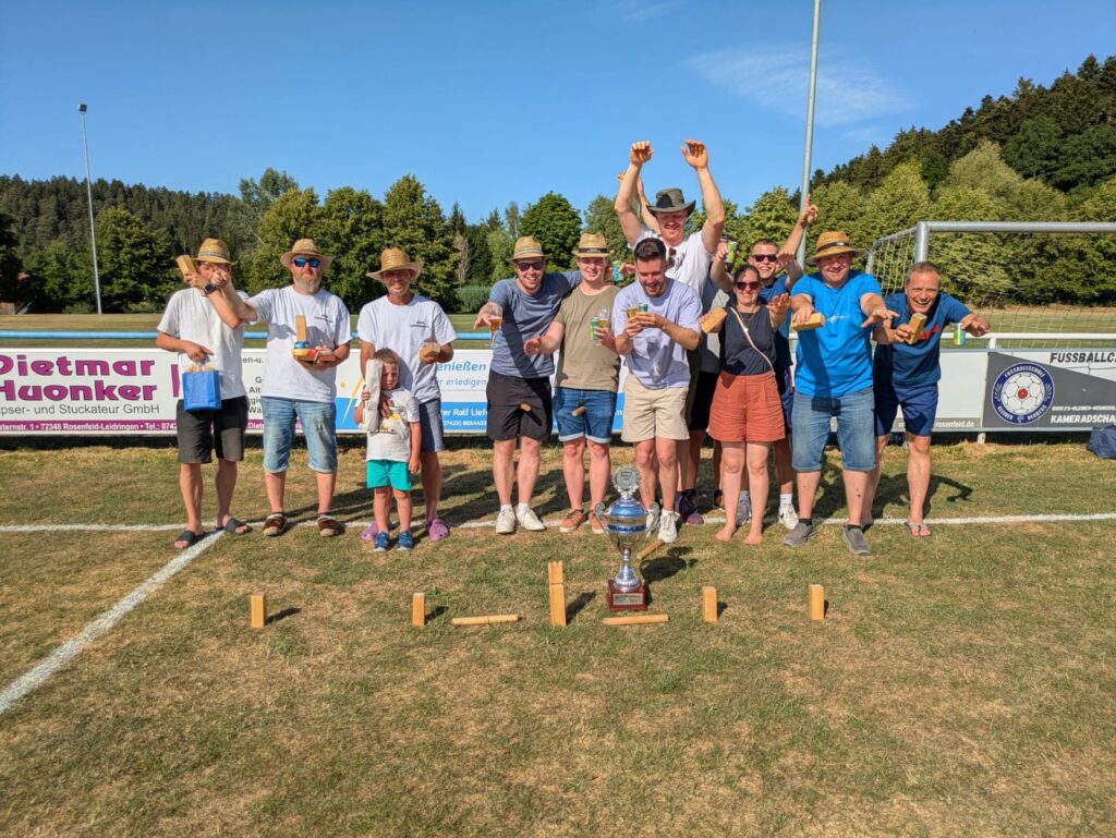 Die Podestplätze und der Käs beim Kubb-Turnier 2026: „1. FC Treffsicher (TV)" (1. Platz), „Two and a half Bauer" (2.), „Ihr seid alle MachBAR" (3.) und die Käs-Gewinner „Huan-Son". (Foto: Verein)